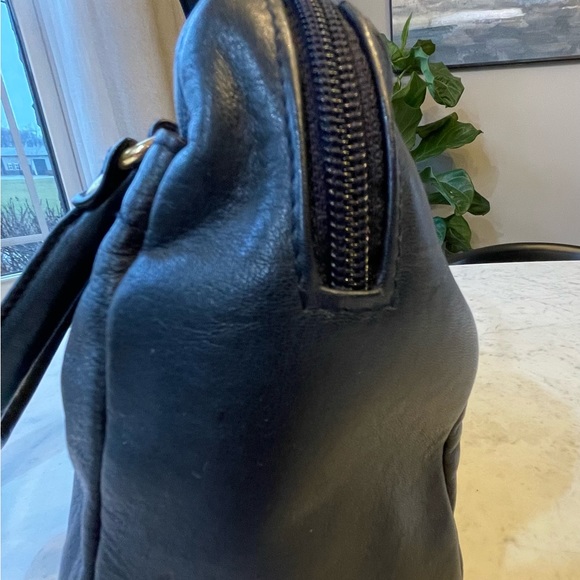 Black/Navy Quality Leather Vintage Etienne Aigner Hand Bag with Gold Accents - Picture 12 of 17